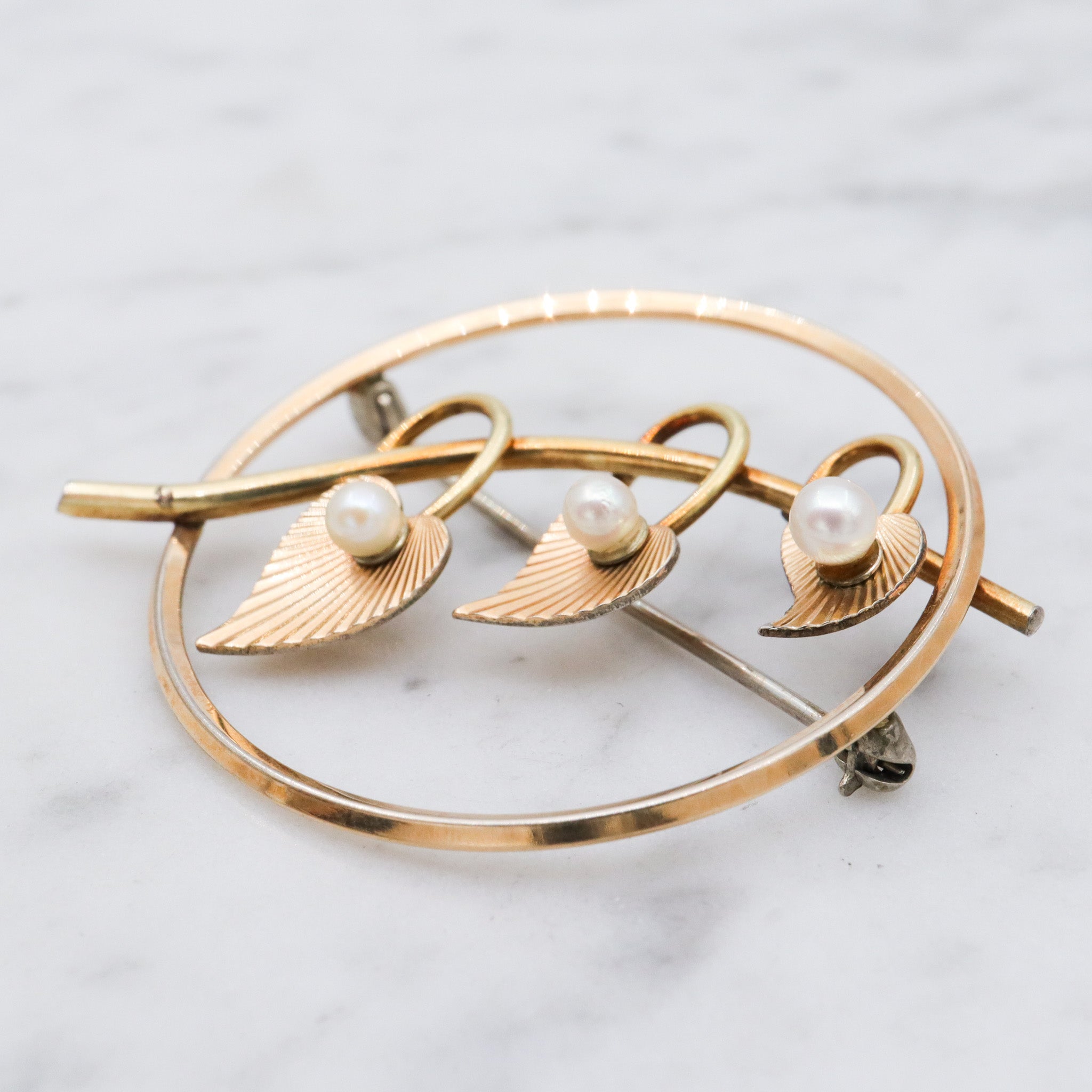 Retro Krementz gold plated circle brooch with ivy & pearls